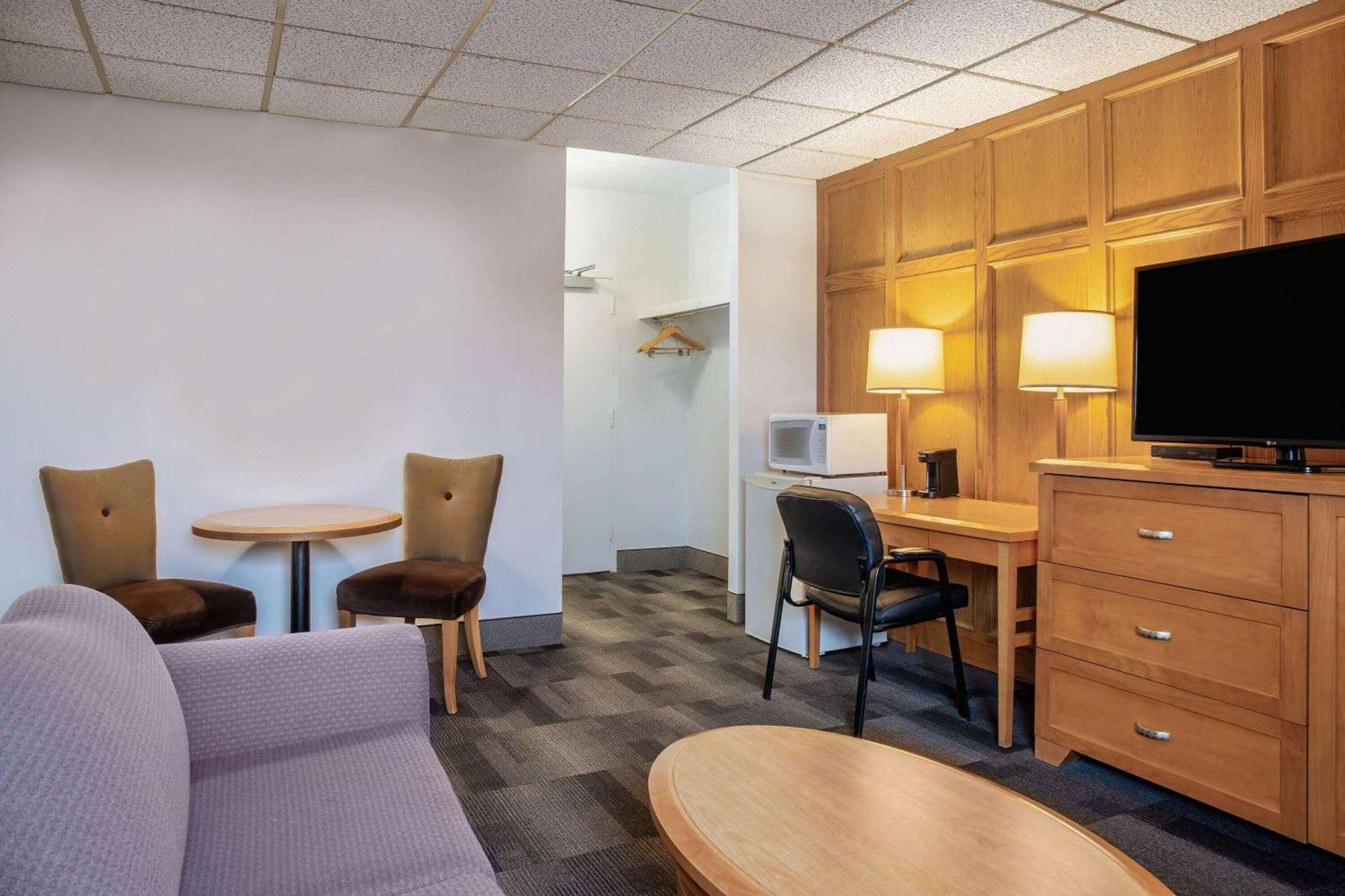 Days Inn & Conference Centre By Wyndham Camrose Norsemen Exteriér fotografie