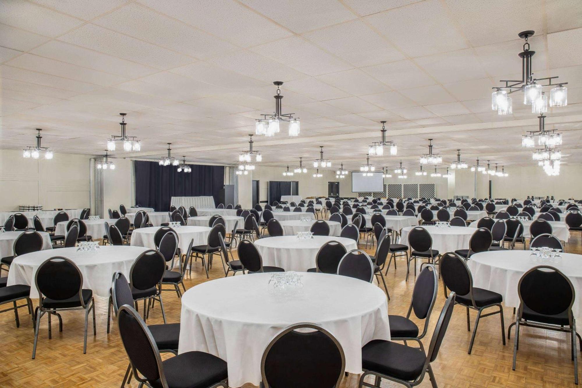 Days Inn & Conference Centre By Wyndham Camrose Norsemen Exteriér fotografie